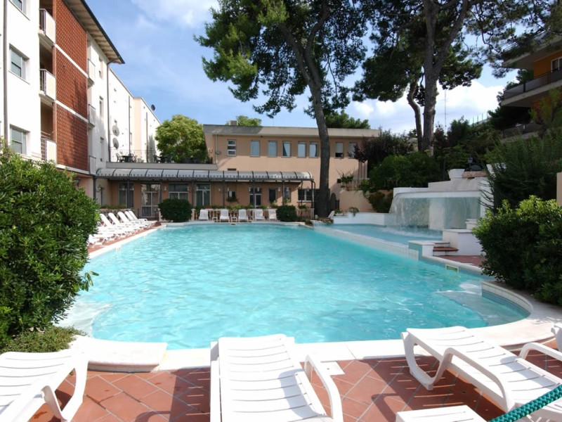hotel riccione con piscina e cascata